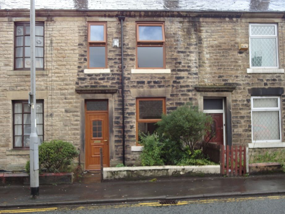 2 bed terraced house to rent in Tottington Road, Bury BL8, £750 pcm