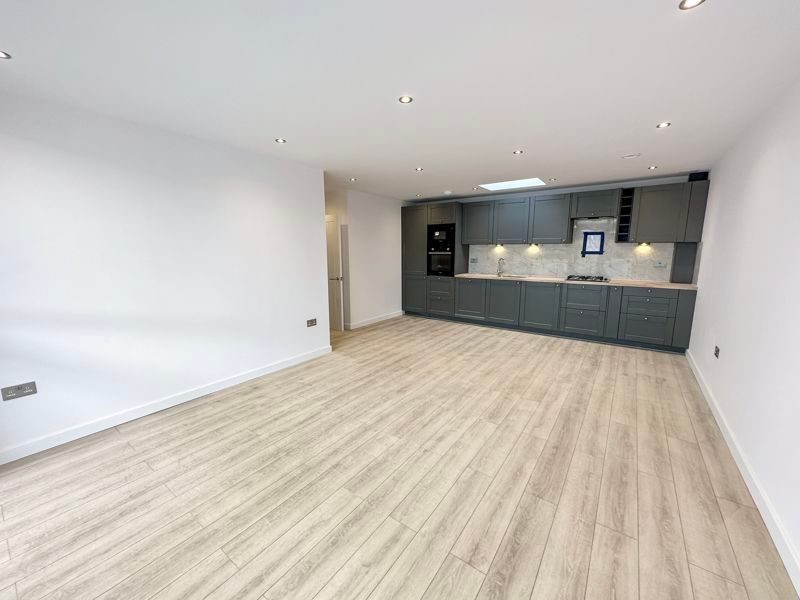 2 bed flat to rent in Farnham Road, Slough SL2, £1,500 pcm Zoopla