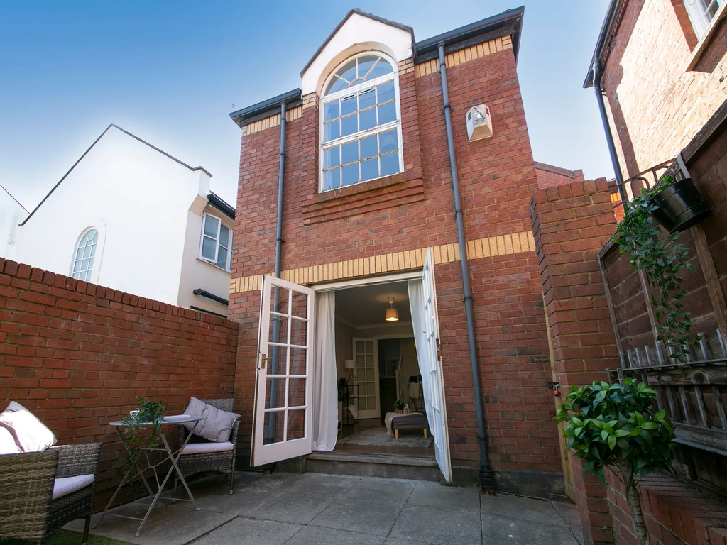 2 bed terraced house for sale in Kingston Road, London SW19 Zoopla