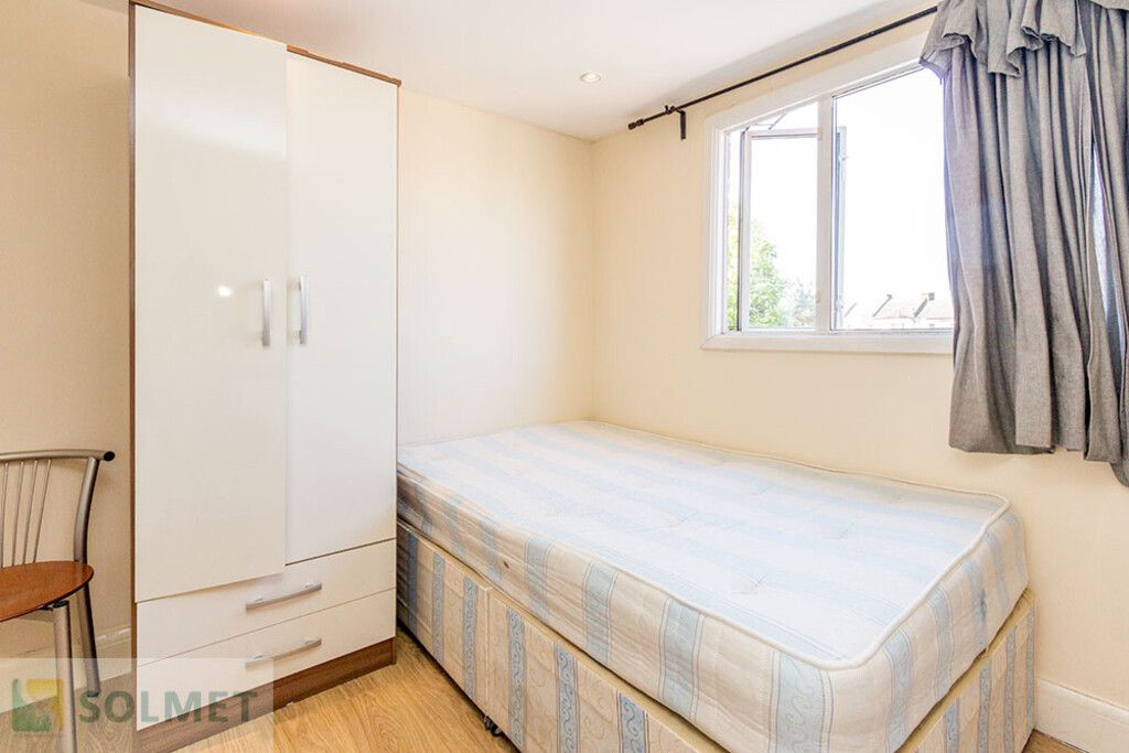 Studio to rent in High Road, Willesden Green, London NW10, £880 pcm
