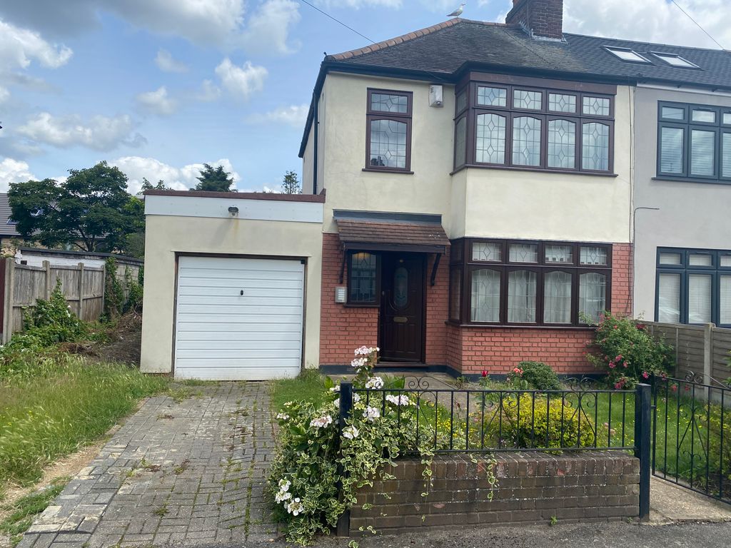 4 bed semidetached house to rent in Beechfield Gardens, Romford RM7, £