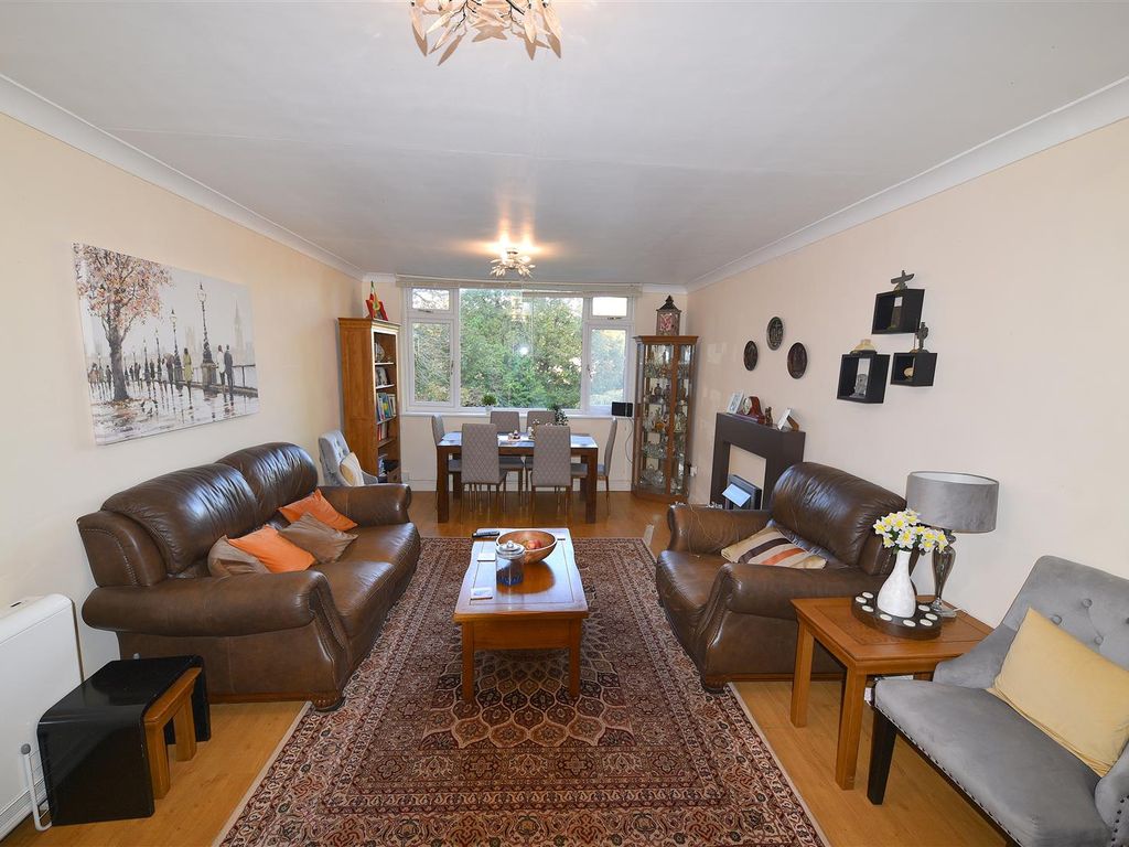 2 bed flat for sale in Savoy Close, Harborne, Birmingham B32, £159,950