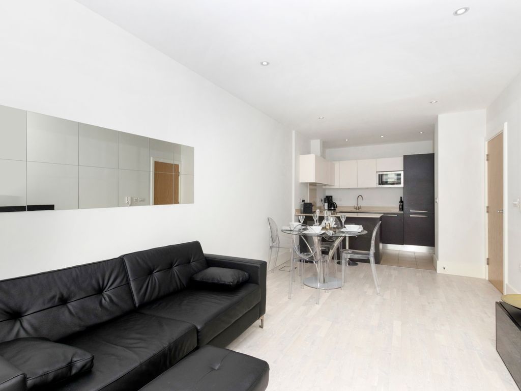 1 bed flat for sale in Ensign House, Battersea Reach SW18, £475,000