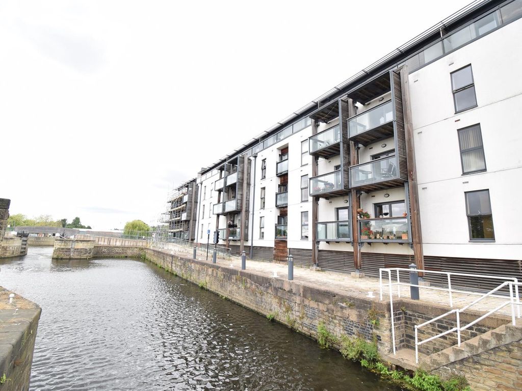 2 bed flat to rent in Hebble Wharf, Navigation Walk, Wakefield WF1, £
