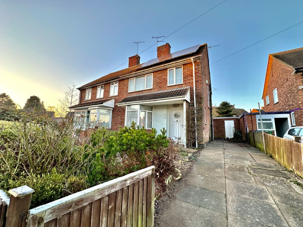 3 bed semidetached house for sale in Valley Drive, Braunstone