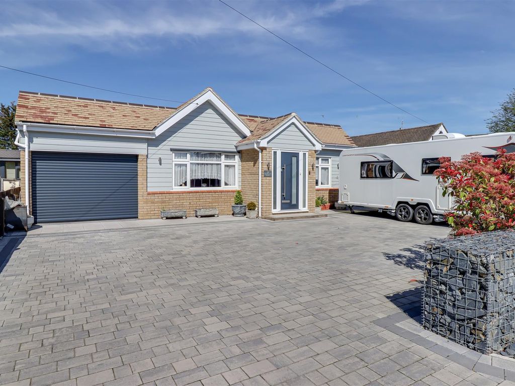 3 bed detached bungalow for sale in Cleveland Road, Canvey Island SS8