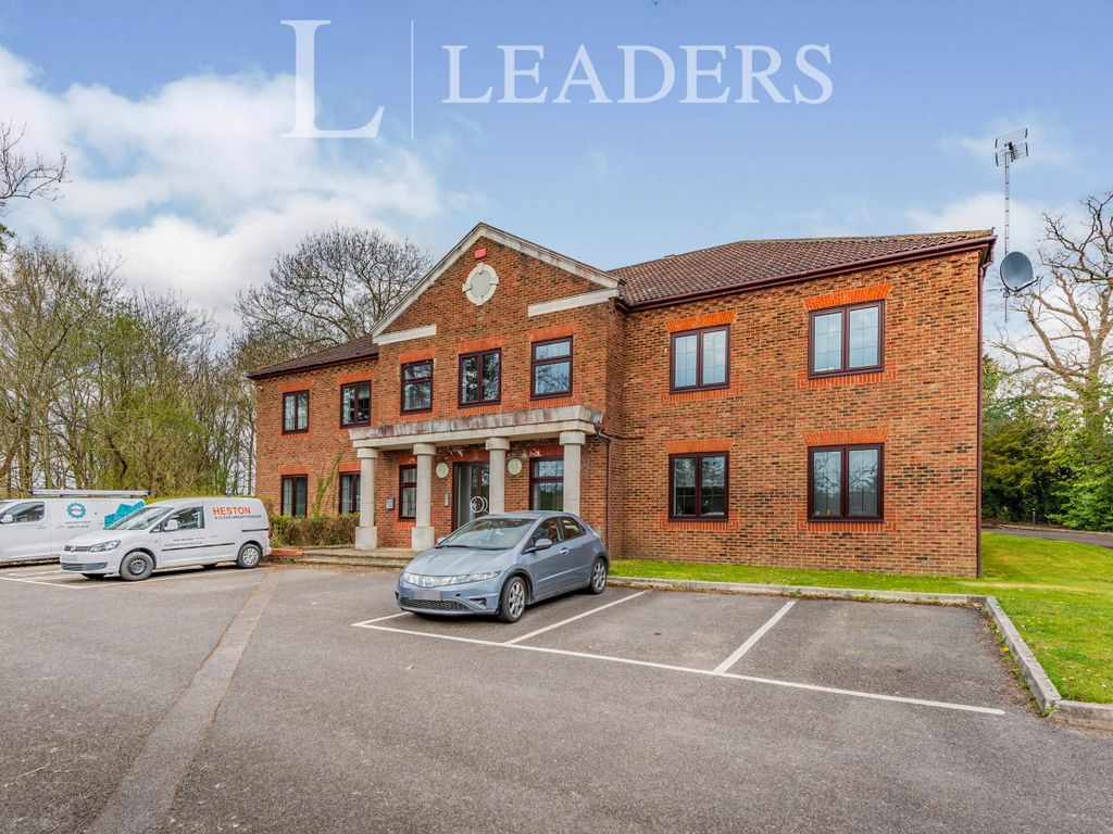 2 bed flat to rent in Fernhill, Horley RH6, £1,250 pcm Zoopla