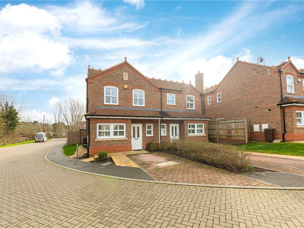 3 bed semidetached house for sale in Baulk Close, Harpenden
