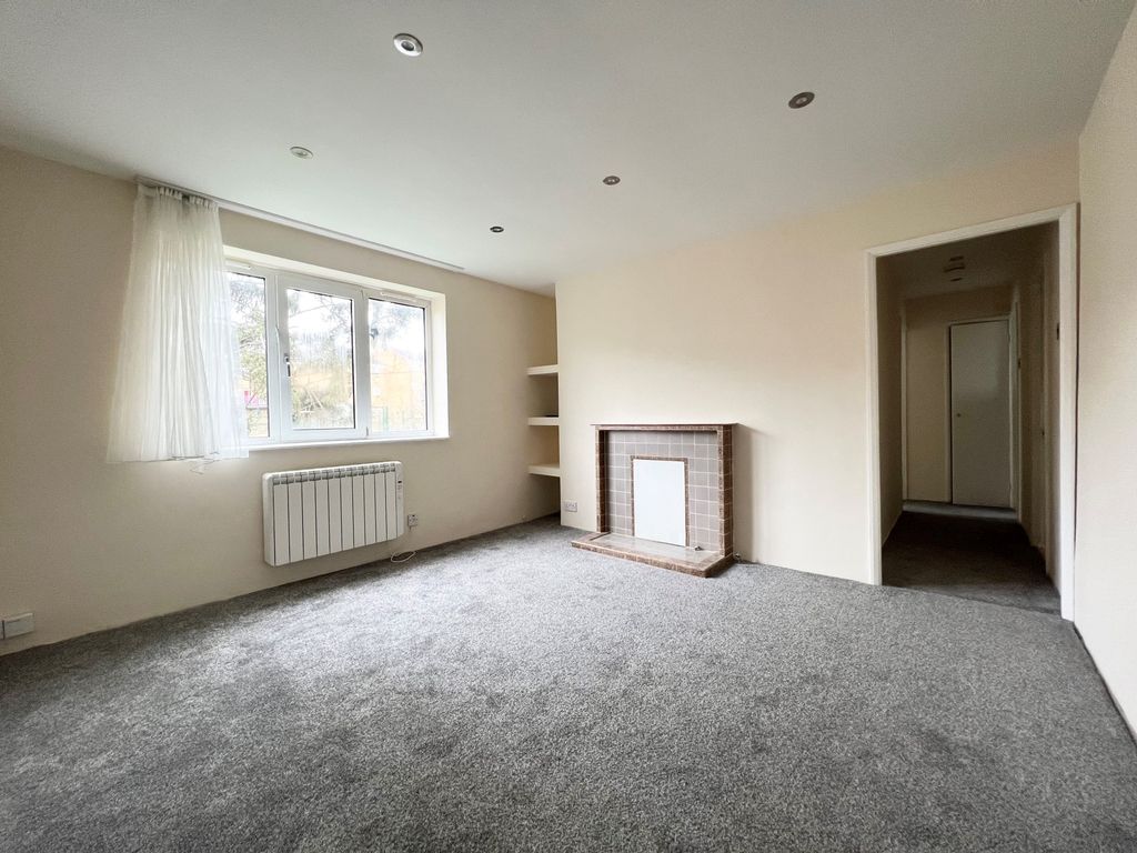 2 bed flat to rent in Poplars House, The Drive, Walthamstow E17, £1,600