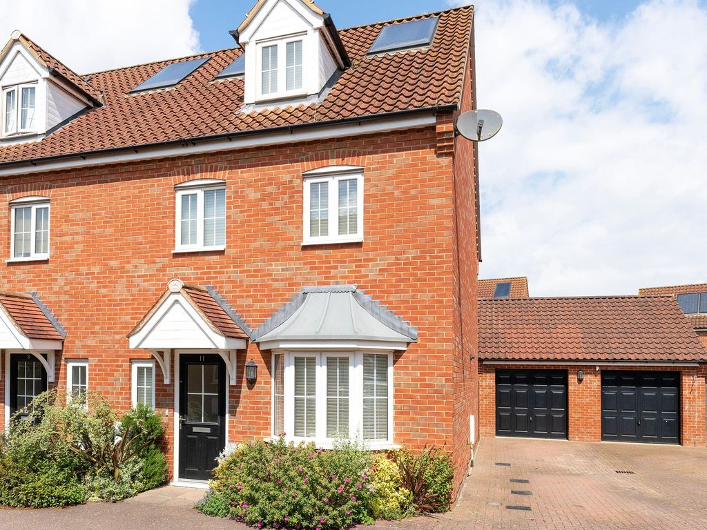 4 bed semidetached house for sale in Blazey Drive, Wymondham NR18, £