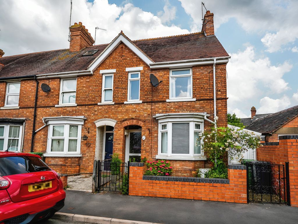 3 bed end terrace house for sale in Lime Street, Evesham