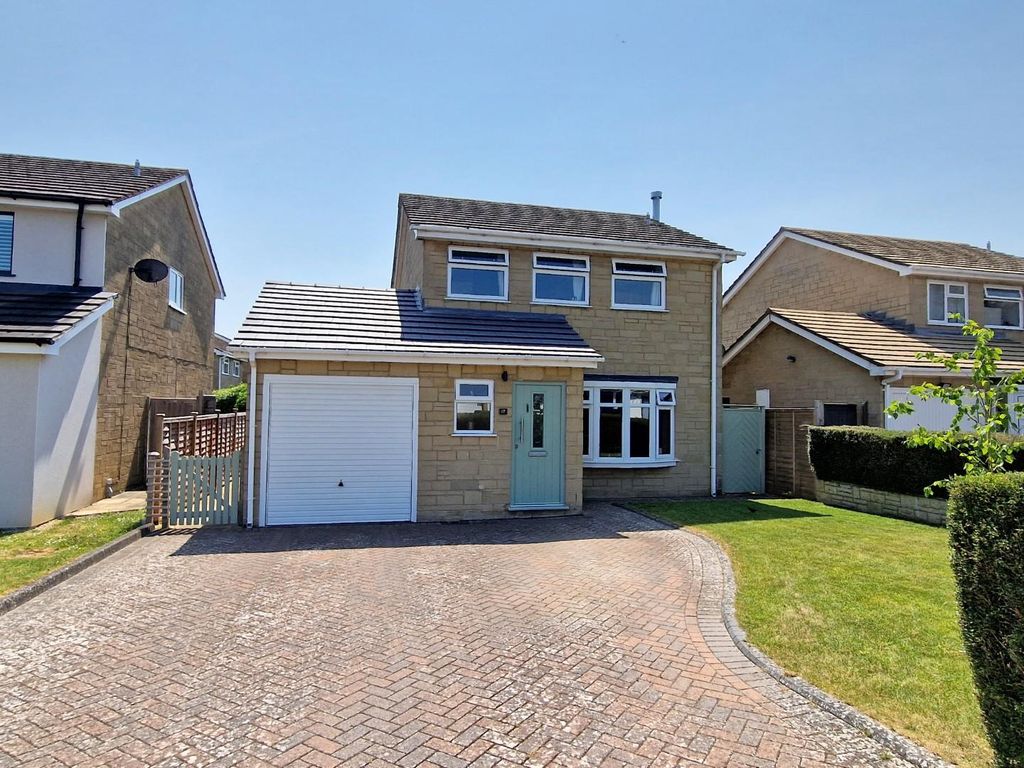 4 bed detached house for sale in Fortescue Drive, Chesterton, Bicester
