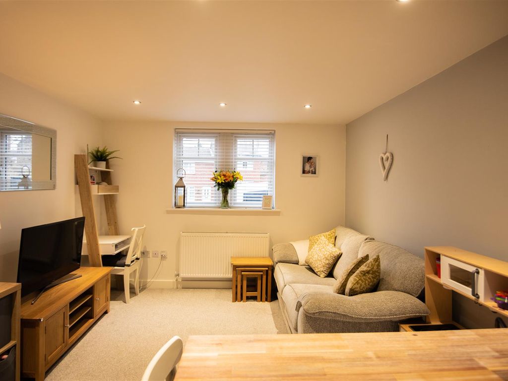 2 bed flat to rent in Skipton Road, Harrogate HG1, £895 pcm Zoopla