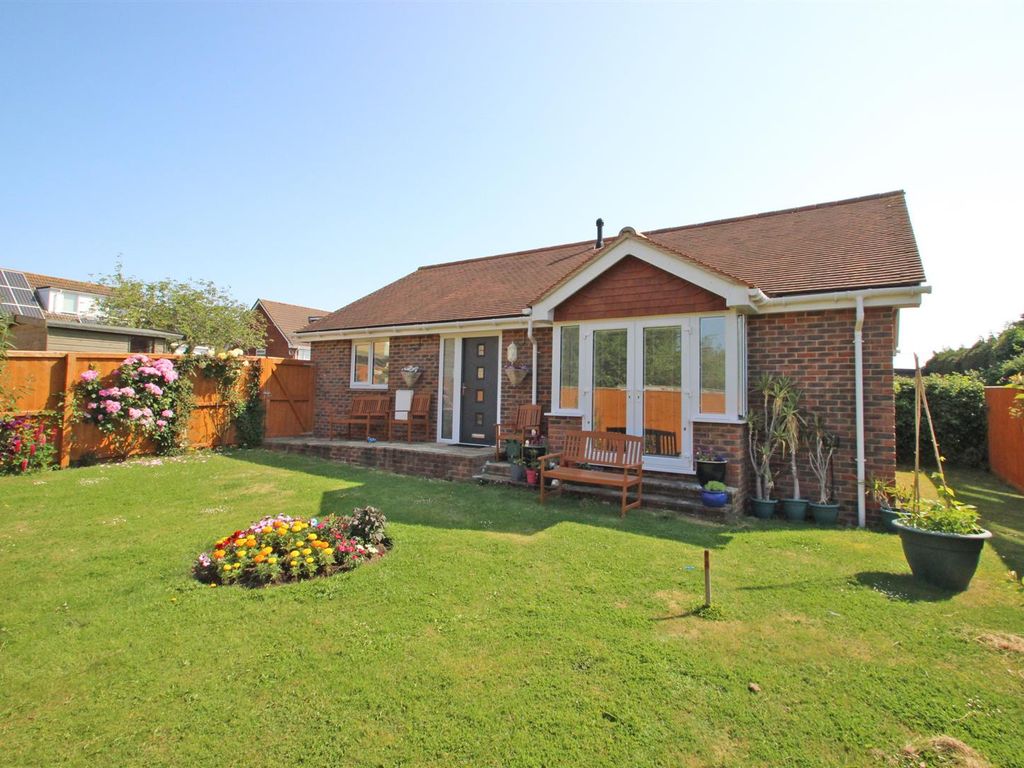 3 bed detached bungalow for sale in Elizabeth Gardens, Havenstreet