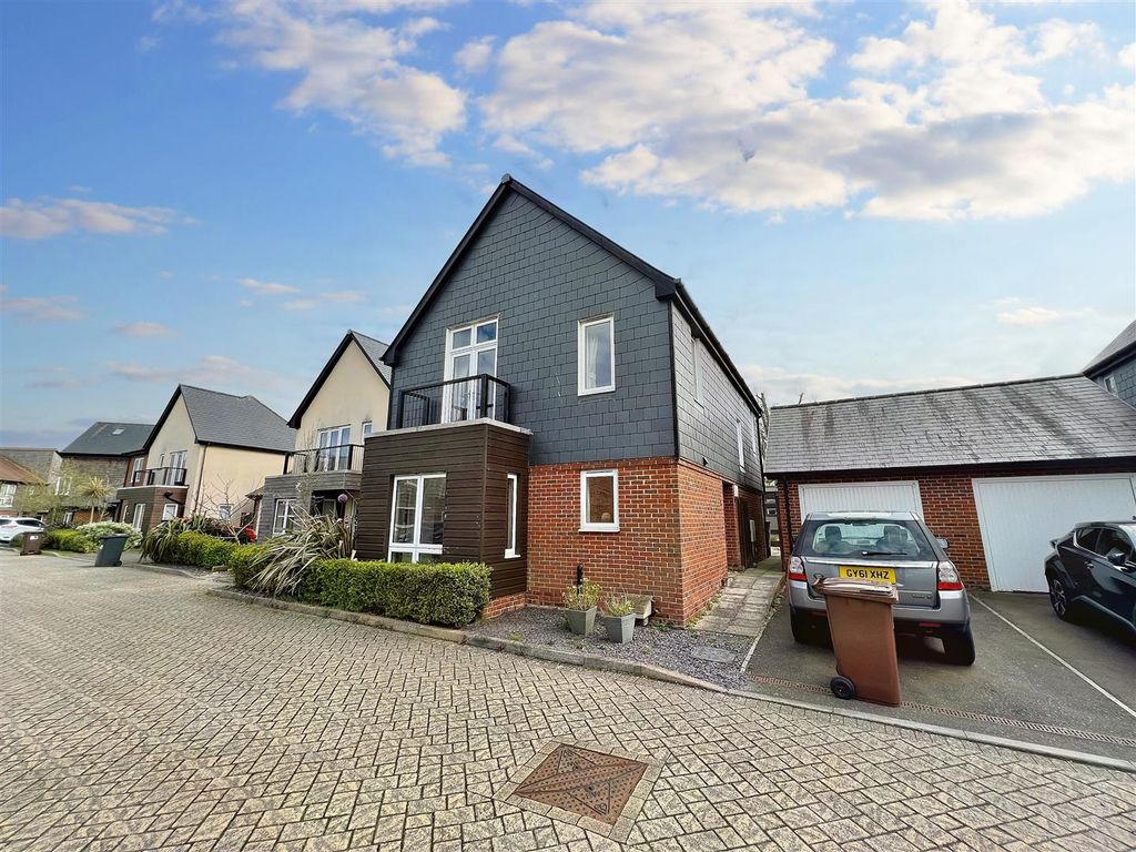 4 bed detached house for sale in Buttercup Drive, Polegate BN26, £