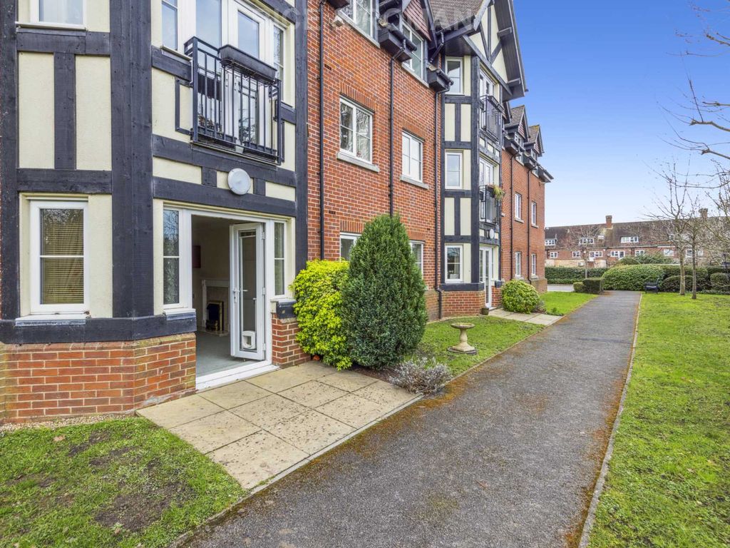 2 bed flat for sale in Hinchley Manor, Hinchley Wood KT10 Zoopla