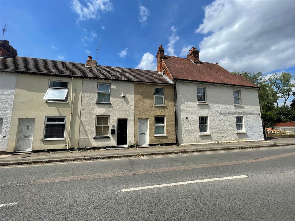 2 bed terraced house to rent in Victoria Road, Bletchley, Milton Keynes