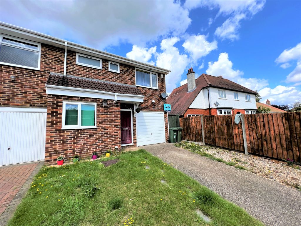 3 bed semidetached house to rent in Corrigan Close, Bletchley, Milton