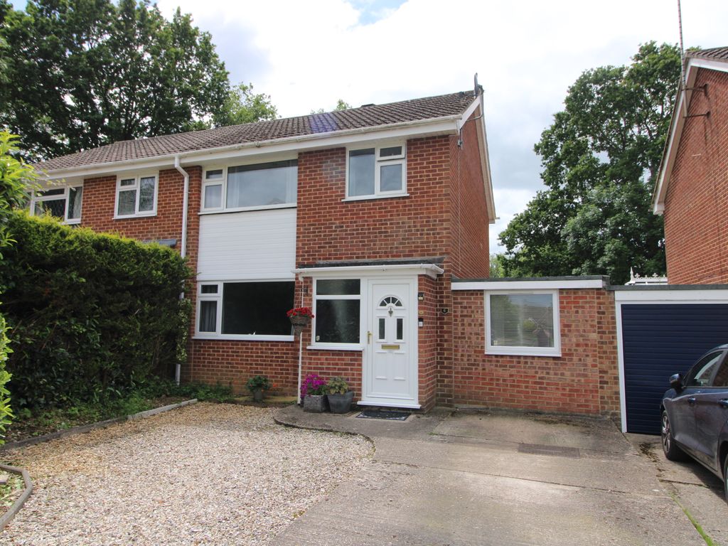 4 bed semidetached house for sale in Tomlins Close, Tadley RG26, £