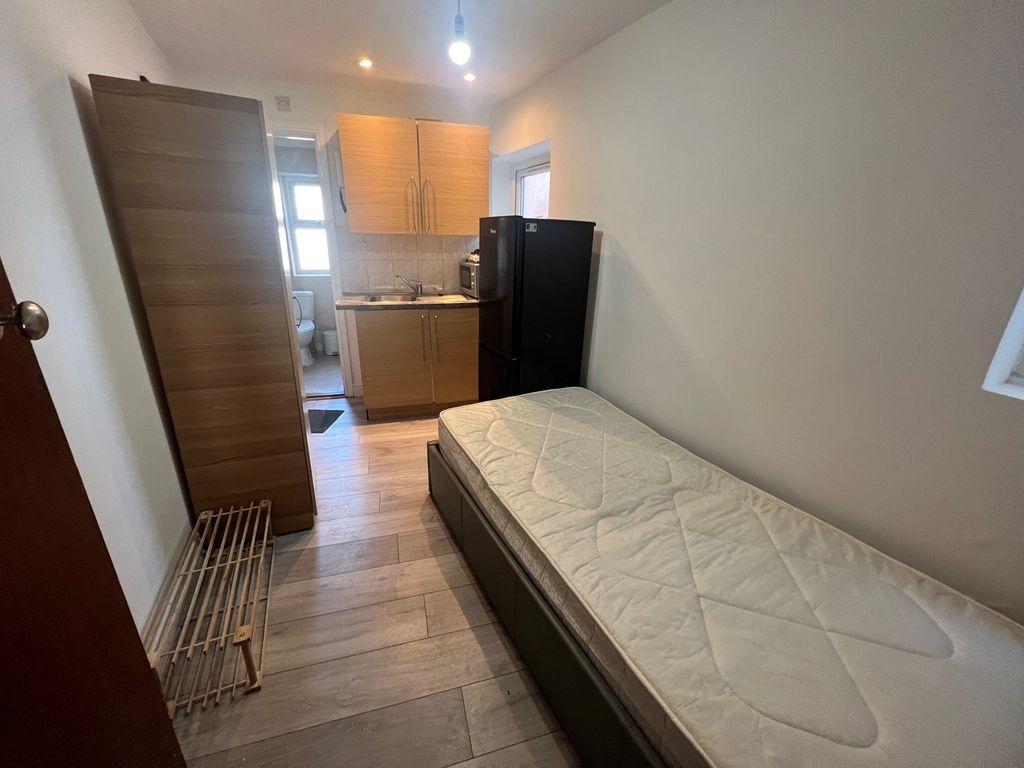 Studio to rent in 6 Bell Lane, Hendon, London NW4 Zoopla