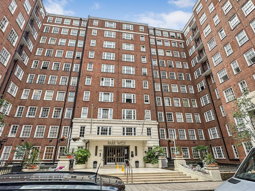1 bed flat for sale in Park West, Edgware Road, London W2, £250,000