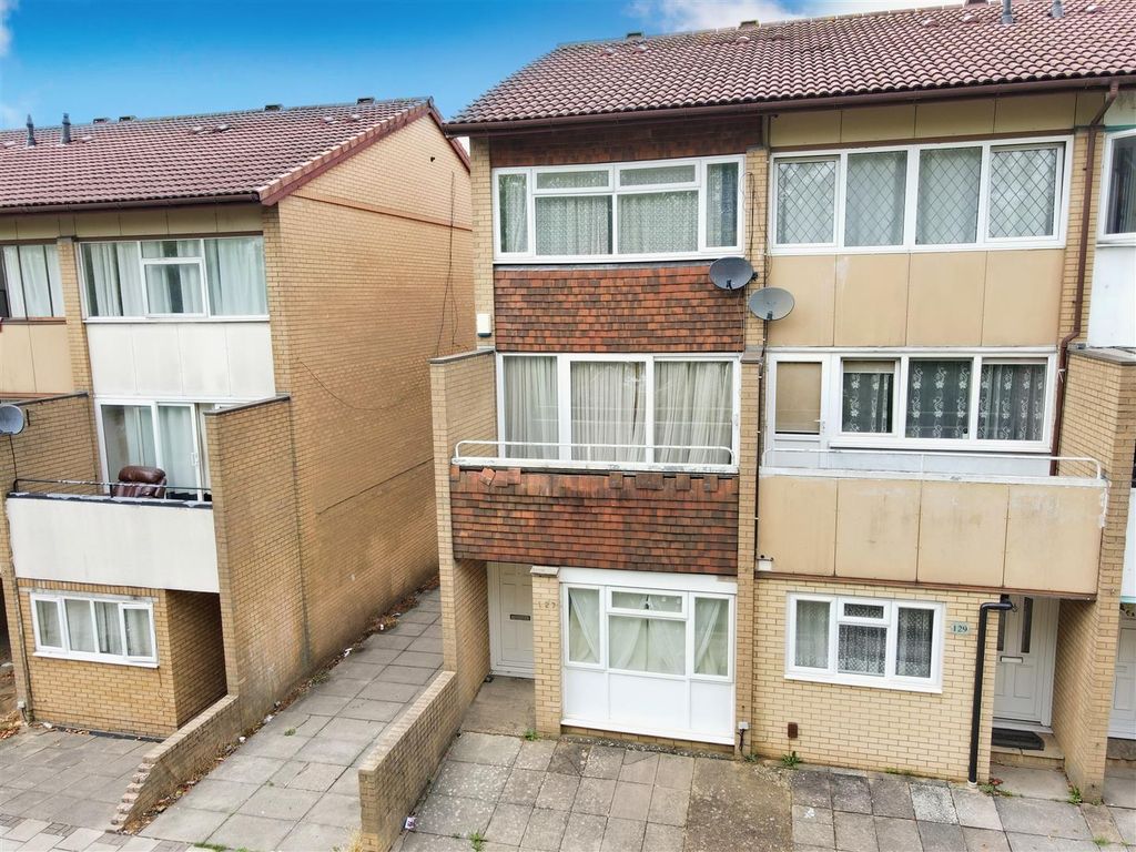 4 bed end terrace house for sale in Fishermead Boulevard, Fishermead