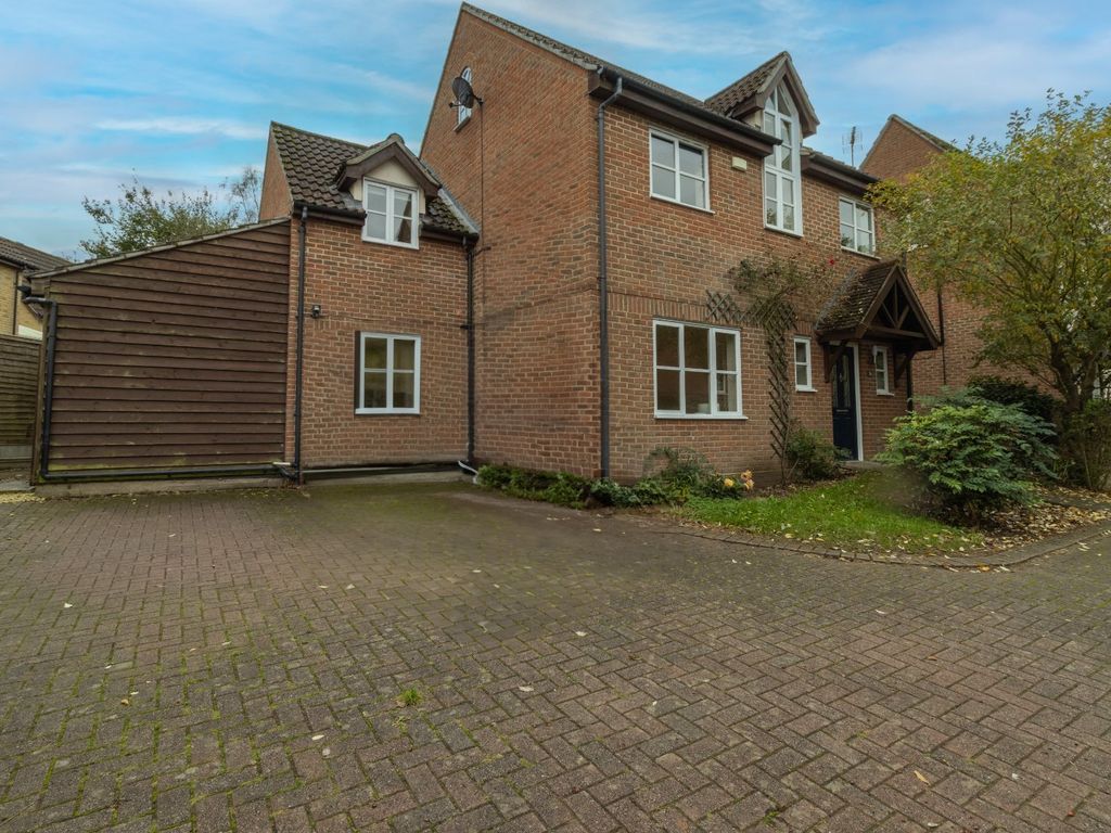 5 bed detached house to rent in Lukins Drive, Dunmow CM6, £2,400 pcm