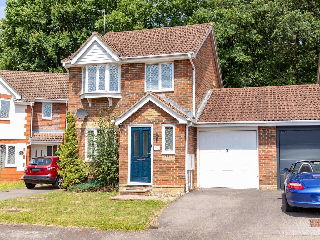 3 bed linkdetached house for sale in Hodgkin Close, Maidenbower RH10, £450,000 Zoopla