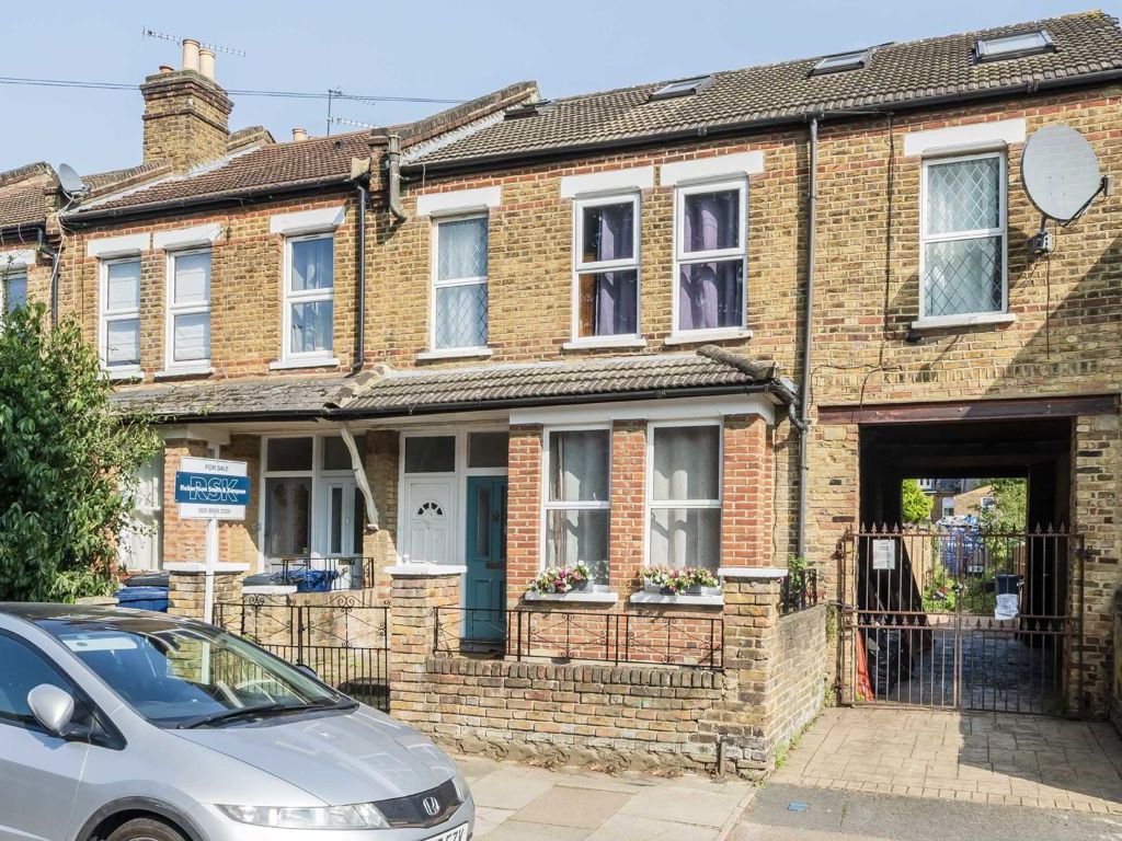 5 bed flat for sale in Grosvenor Road, London W7, £575,000 Zoopla