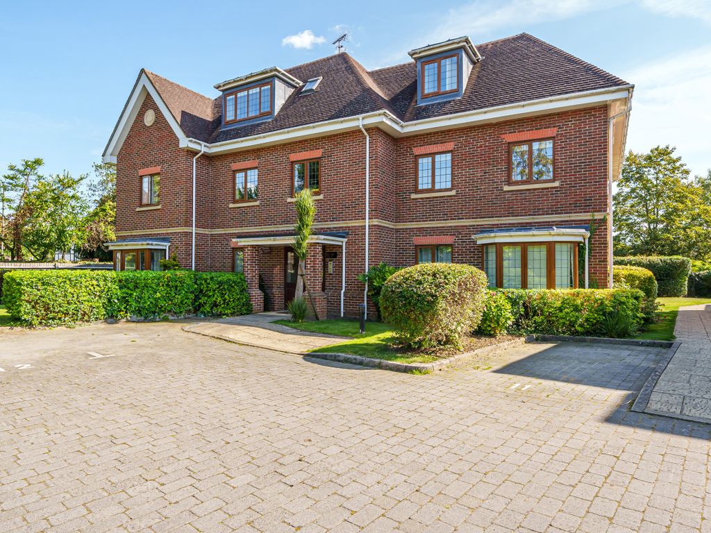 2 bed flat for sale in Horsell Rise, Horsell, Surrey GU21, £425,000