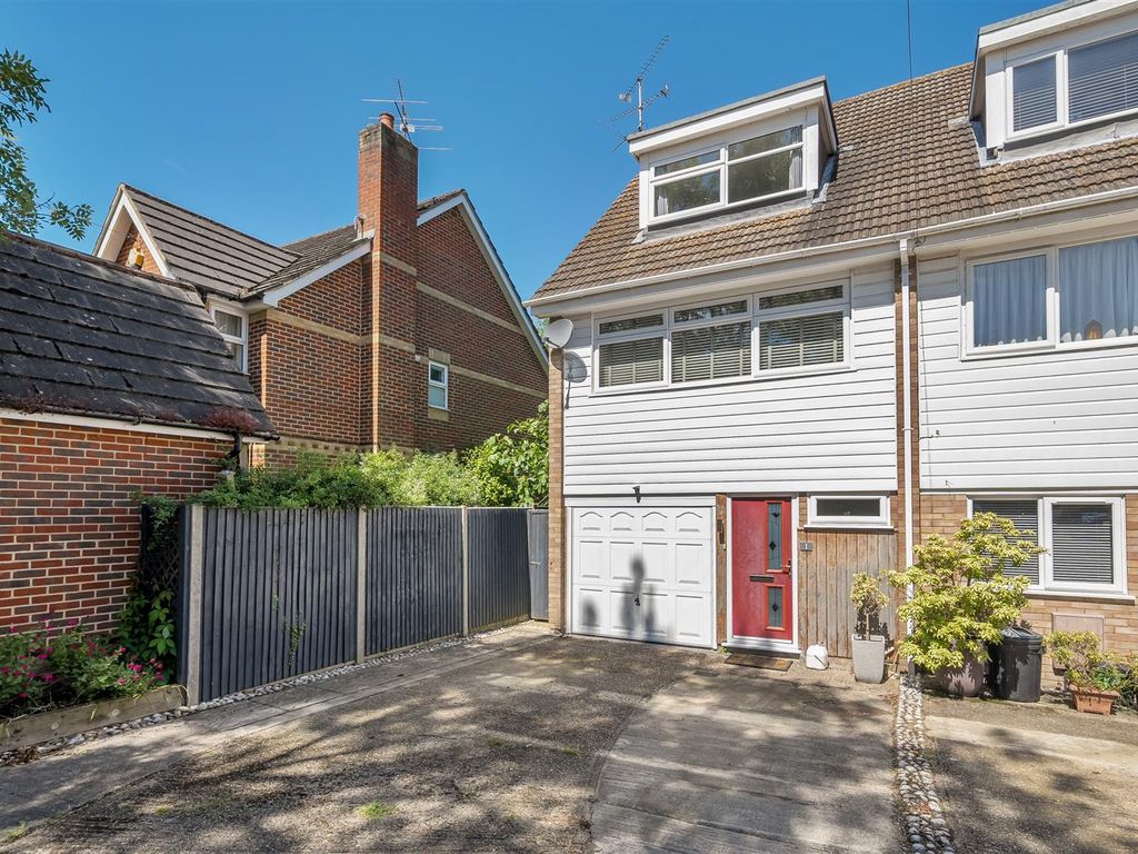 3 bed end terrace house for sale in Headley Close, Woodley, Reading, Berkshire RG5, £425,000