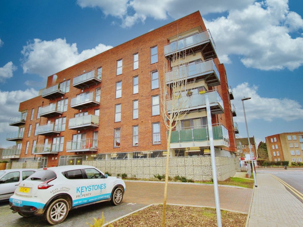 3 bed flat to rent in 2 Dean Path, Dagenham RM8, £1,950 pcm Zoopla