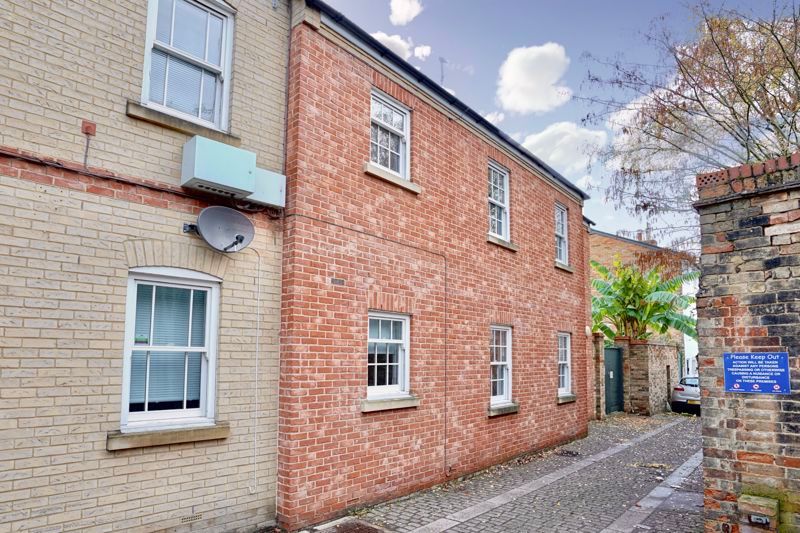 2-bed-flat-for-sale-in-royal-oak-passage-huntingdon-cambridgeshire