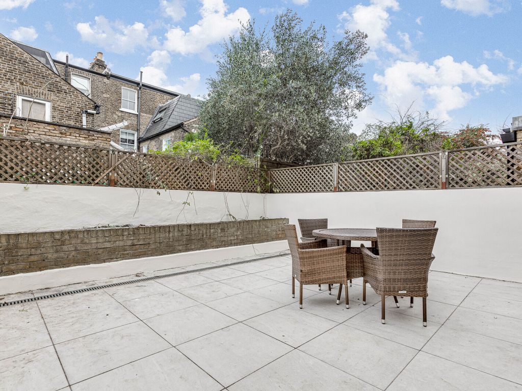 2 bed flat to rent in Radipole Road, Parsons Green SW6, £3,000 pcm Zoopla