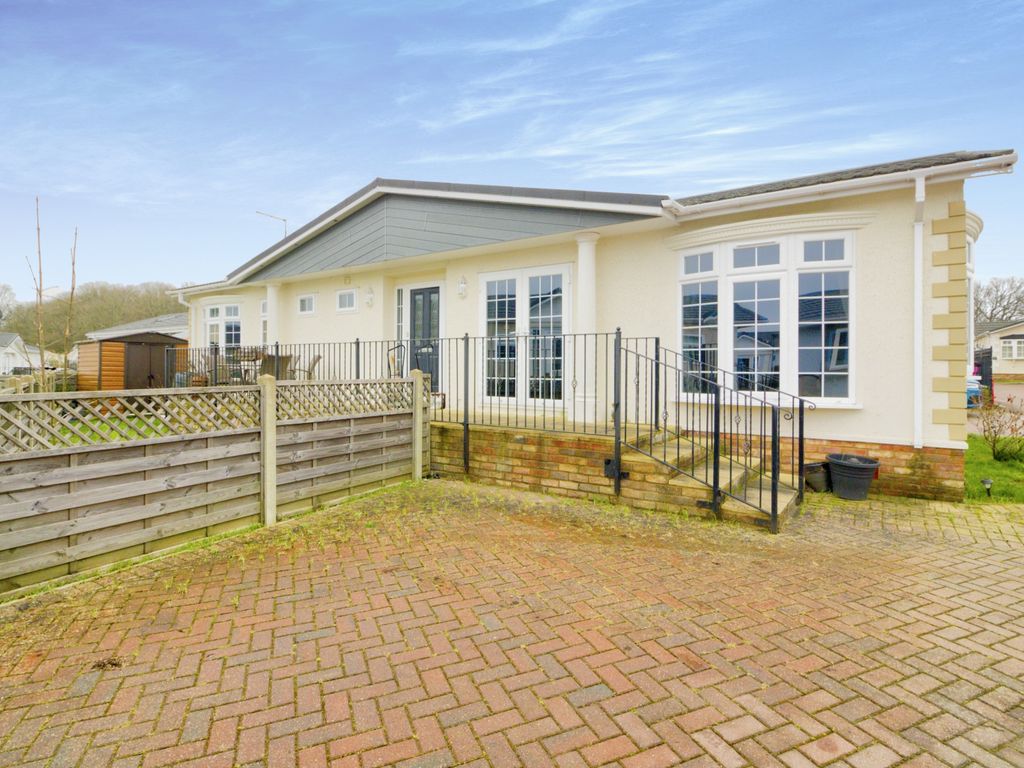 2 bed mobile/park home for sale in Woodlands Park, Biddenden, Ashford