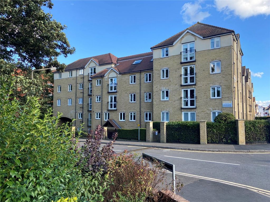 King Georges Close, Rayleigh, Essex SS6  