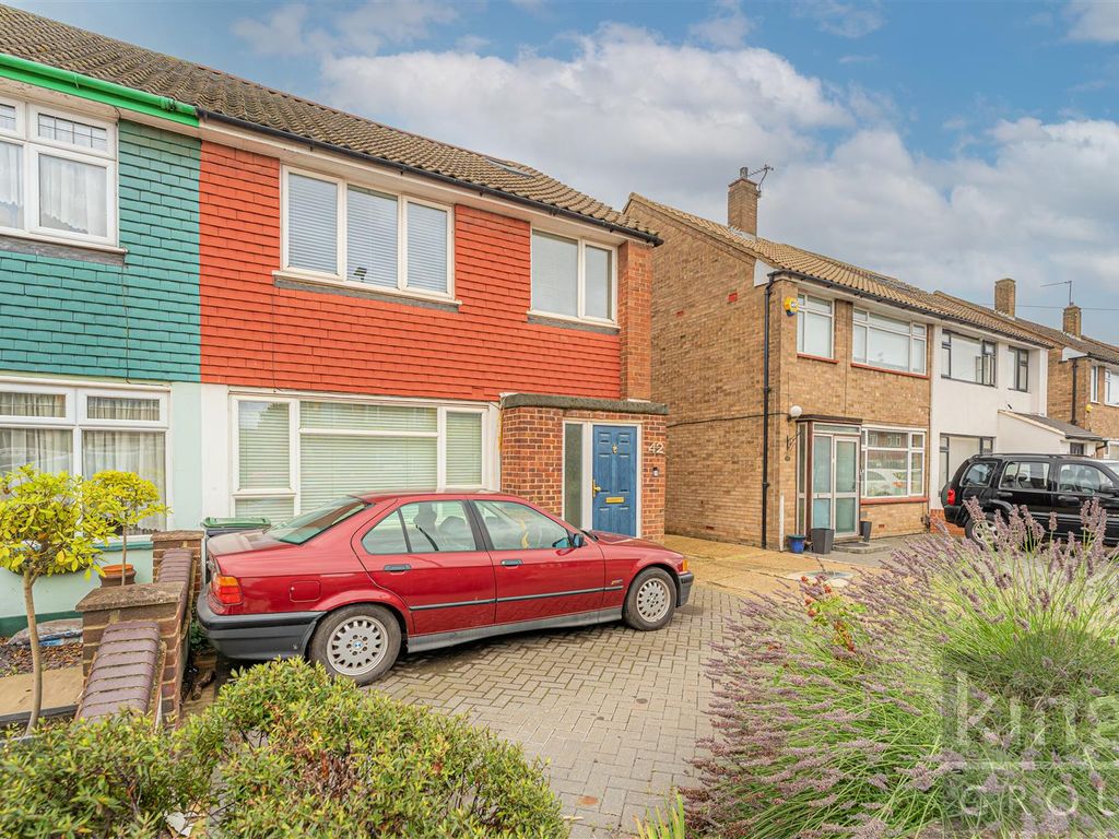 4 bed semidetached house for sale in Avondale Crescent, Enfield EN3