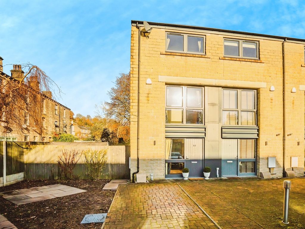 3 bed semidetached house for sale in Riverside Court, Ripponden