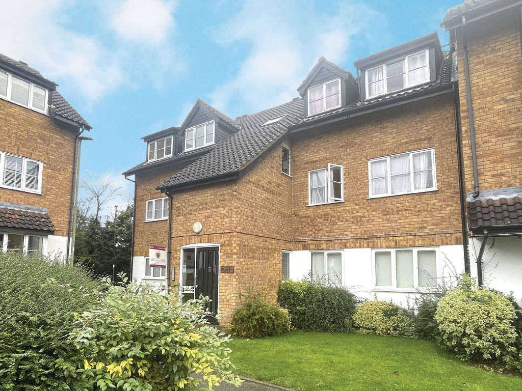 1 bed flat for sale in Boleyn Way, New EN5, £150,000