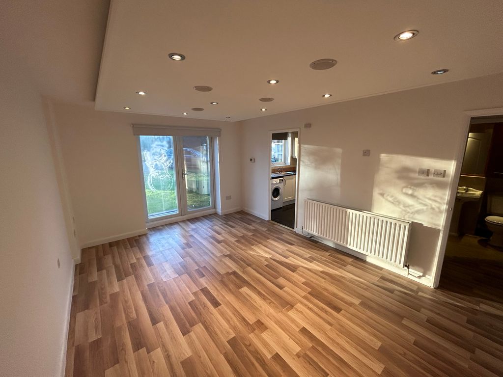 2 bed flat to rent in Poplar Grove, Friern N11 Zoopla
