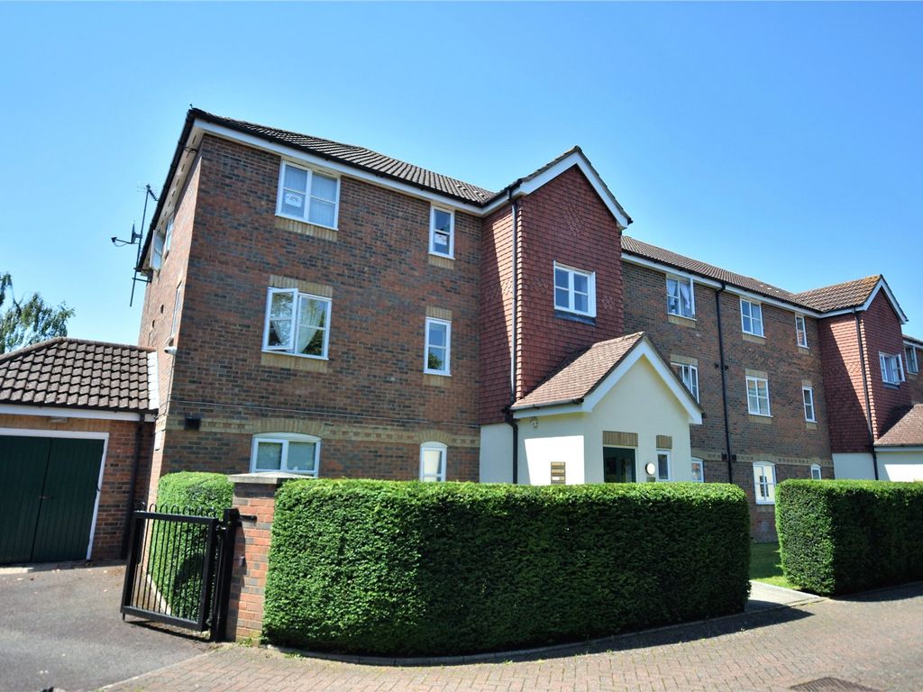 2 bed flat to rent in Whitehead Way, Aylesbury, Buckinghamshire HP21, £