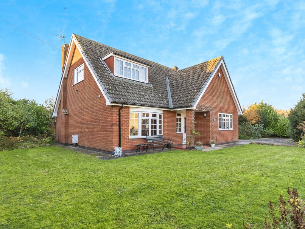 4 bed detached house for sale in Long Street, Foston, Grantham NG32, £