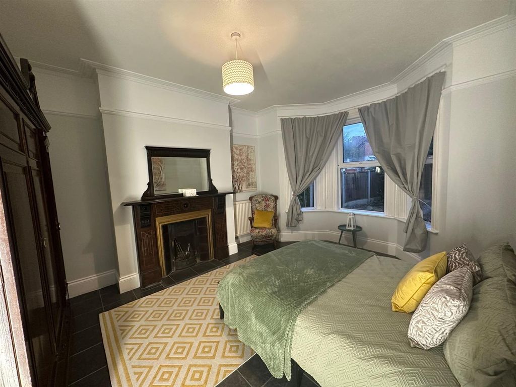 2 bed property to rent in Heron Court Road, Winton, Bournemouth BH3, £