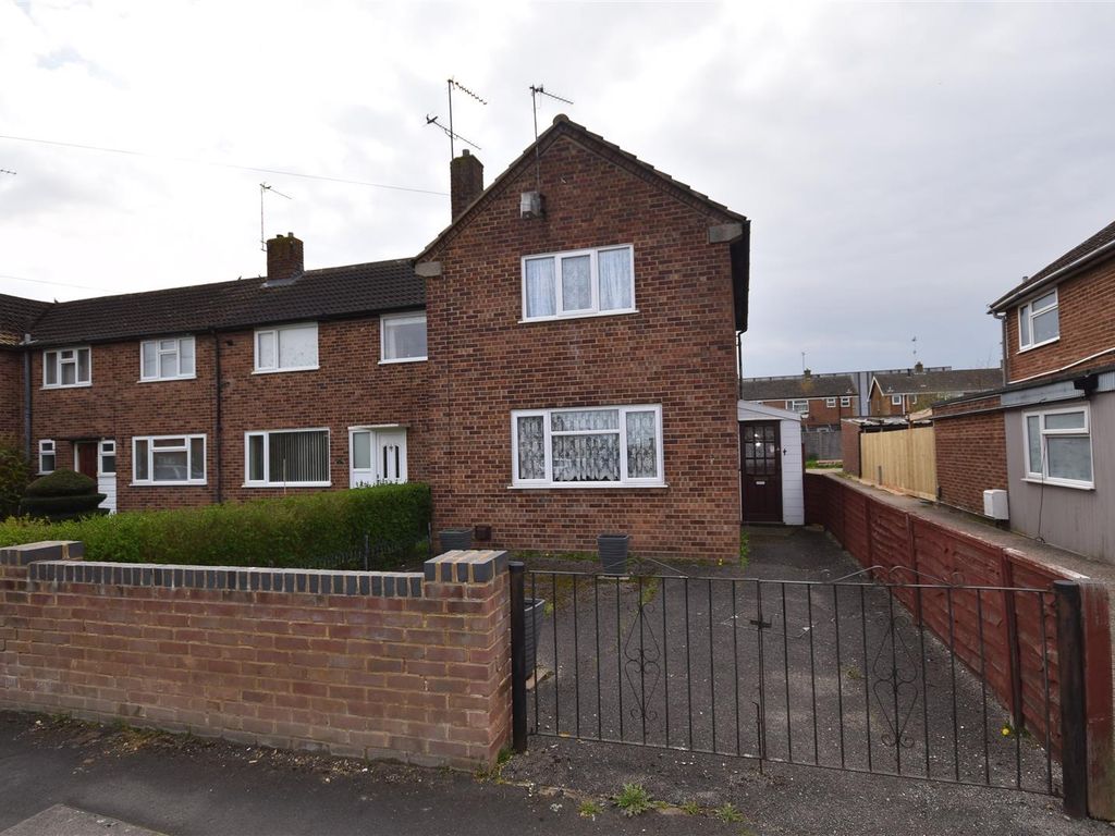 2 bed end terrace house for sale in Meadowcroft, Aylesbury HP19, £