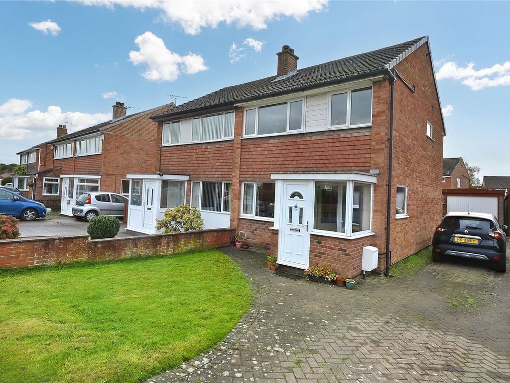 3 bed semidetached house for sale in Caernarvon Avenue, Garforth