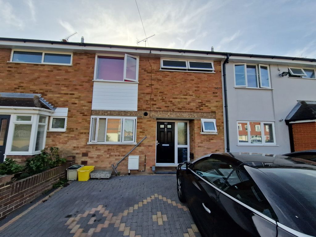 3 bed terraced house to rent in Link Road, Canvey Island SS8, £1,445