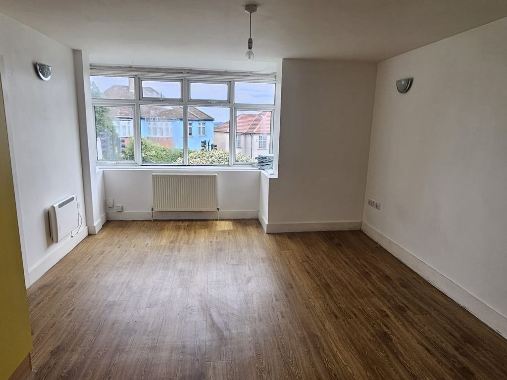 1 bed flat to rent in South Norwood Hill, South Norwood SE25, £1,000