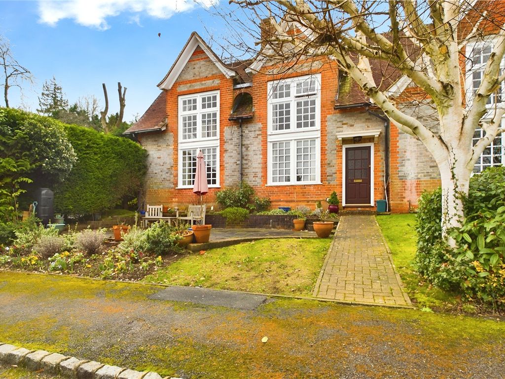 2 bed flat for sale in Stokes View, Pangbourne, Reading, Berkshire RG8