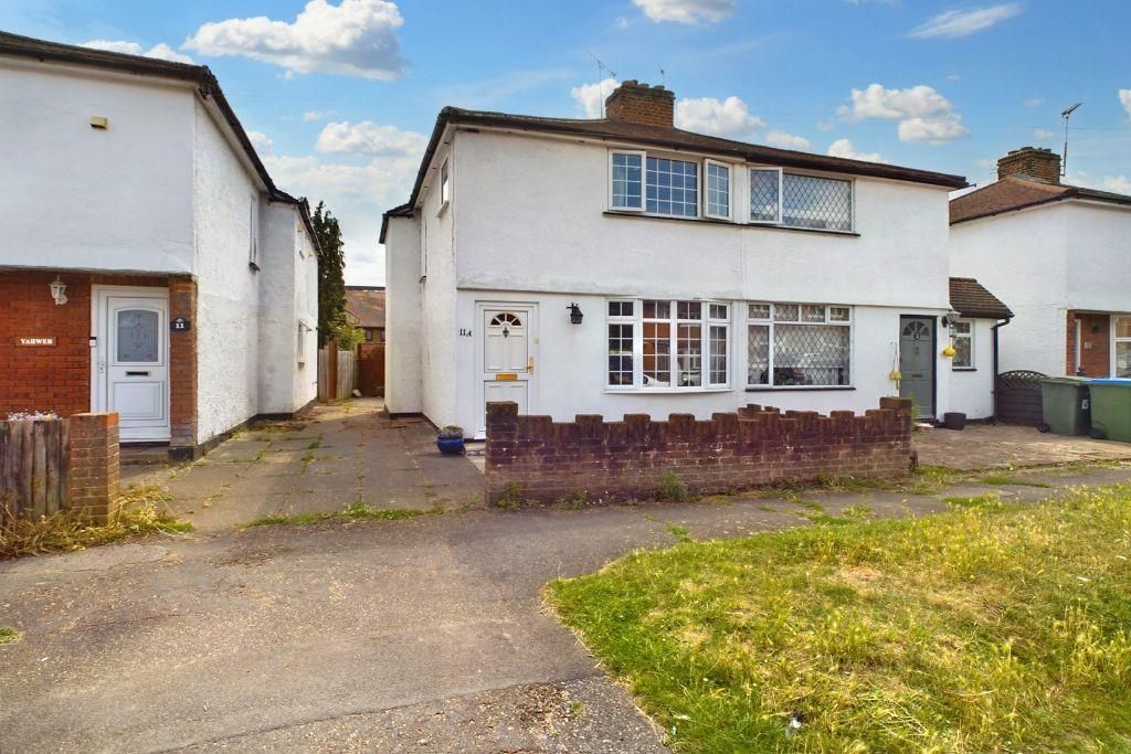 3 bed semidetached house for sale in Claremont Close, Hersham, Walton