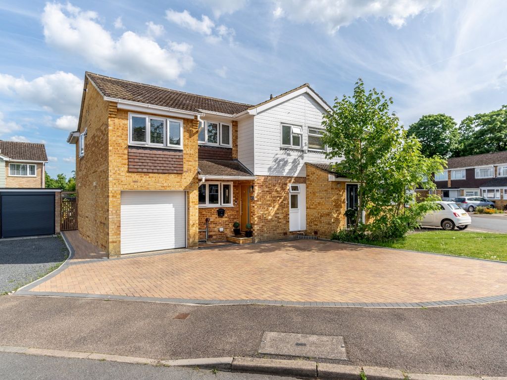 4 bed semidetached house for sale in Gilbey Crescent, Stansted CM24